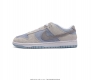 真标 耐克 Nike Dunk Low 运动鞋 复古滑板鞋 Sb系列经典运动鞋 采用天然皮革 经久耐穿 塑就如元年款 Dunk 般的复古质感 鞋头透气孔 搭配鞋