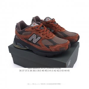 公司级 新百伦 New Balance2010英产做旧鞋款纯色绒运动鞋 厚底增高老爹鞋。此复刻经典鞋款，加入当下大热的户外元素，以曾经篮球鞋款型式样加以打造鞋款