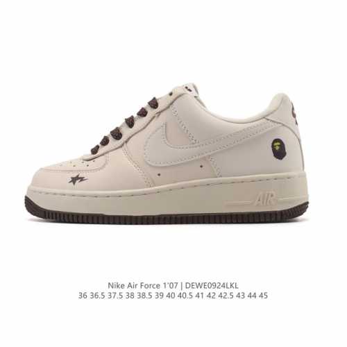 特价 耐克 Nike Air Force 1 '07 Low 空军一号含气垫 低帮百搭小白鞋 厚底增高休闲运动板鞋。柔软、弹性十足的缓震性能和出色的中底设计，横