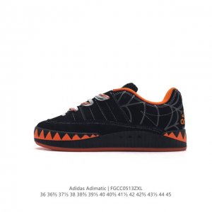 阿迪达斯 Adidas Adimatic 马蒂奇系列低帮复古鲨鱼面包鞋运动休闲滑板板鞋。整个鞋面由牛皮革制成，搭配品牌标志性大尺寸三条纹 Logo，超宽鞋带作为