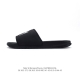 斯图西联名款Stussy X Nike Benassi 拖鞋 一字拖男女凉拖鞋沙滩鞋 家具休闲凉拖鞋。一直广受青睐的Nike Sportswear 主打单品搭载
