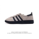阿迪达斯 Adidas Handball Spezial 低帮三叶草学院风复古休闲板鞋 德训鞋 橡胶底柔软皮革经典运动鞋板鞋。圆头、缝合拼接设计、正面绑带、鞋舌