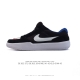耐克Nike Sb Force 58 运动滑板鞋。这是一款将前沿创新带入街头的单品，它具有硫化杯底，具有出色的耐用性和灵活性。使用柔软皮革和帆布拼接，在饰面上放
