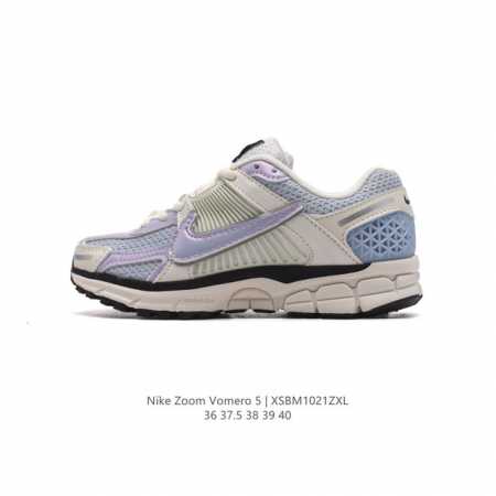Nike 耐克夏季 ZOOM VOMERO 5 运动鞋休闲训练跑步鞋。Nike Zoom Vomero 5 女子运动鞋妥帖包覆足部，提供透气支撑效果。耐穿材料组 - 点击图像关闭