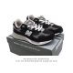 公司级 新百伦New Balance 992 复古风格简约经典舒适百搭时尚休闲鞋缓震透气跑步鞋。鞋面采用猪皮革与织物相结合，尼龙网布在拼接工序上极为繁复，彰显质
