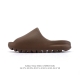 70 阿迪达斯 Adidas Yeezy Slide 经典运动拖鞋时尚厚底增高男女一字拖鞋 防滑锯齿鞋底。Yeezy Slide椰子拖鞋的外观十分吸引人，融合了