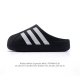 阿迪达斯 Adidas Originals Adifom Superstar 木屐鞋 鸭鸭鞋 潮男女运动板鞋 包头 拖鞋 凉鞋。鞋子由 50% 的天然和可再生材
