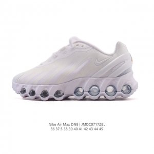 耐克 Nike Air Max Dn8 全掌气垫科技运动跑步鞋Fq7860-005。鞋款采用醒目渐变织物和动态波浪状结构鞋面，搭配黑色中底和外底，以及迷你黑色
