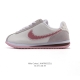 Nike Classic Cortez Nylon 耐克阿甘鞋女子运动鞋，秉承元年款经典风格，糅合防水鞋面设计，令双足保持干爽舒适。防水锦纶鞋面强势抵御风雨侵袭