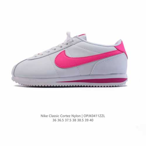 Nike Classic Cortez Nylon 耐克阿甘鞋女子运动鞋。秉承元年款经典风格，糅合防水鞋面设计，令双足保持干爽舒适。防水锦纶鞋面强势抵御风雨侵袭
