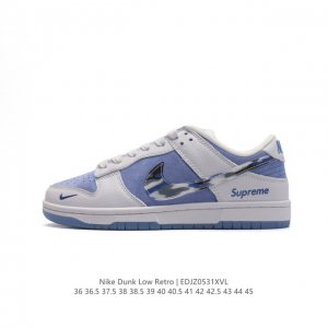 公司级supreme X Nike Dunk Low 皇家蓝 此款主张打破传统的工业化流水线设计限制，以made By Ideas的超级创意为理念，集结众多潮流
