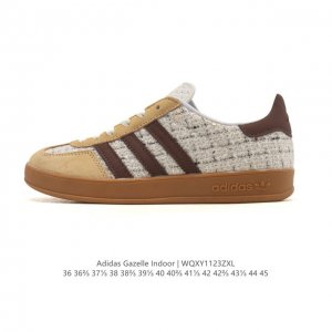 阿迪达斯 Adidas Originals Gazelle Indoor复古三叶草防滑透明橡胶板鞋经典运动鞋。这款经典鞋,忠于原版设计,缀撞色三条纹和鞋跟饰片。