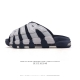 耐克 Nike Air More Uptempo Slide皮蓬拖鞋 休闲沙滩鞋 家居拖鞋 以流行于街头的涂鸦文化为设计灵感，整体的设计风格夸张而充满魅力，厚实