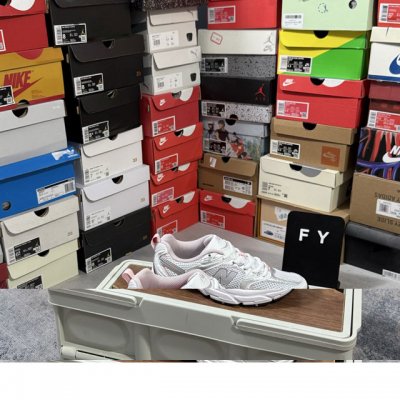 长期补货 特价New Balance Nb530 新百伦复古透气跑步鞋 抛弃过往以皮革为主的人气轮廓 以极具复古风范的跑鞋外观呈现 设计上全鞋以简约清爽的纯白色