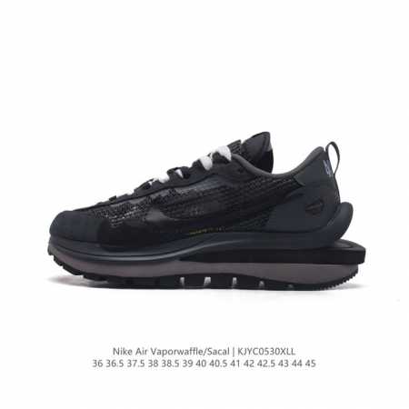 耐克 Sacai X Nike Vaporwaffle 华夫三代3.0 走秀重磅联名款运动鞋 。鞋款由pegasus与vaporfly两款鞋型的设计元素共同构建 - 点击图像关闭