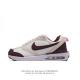 耐克 Nike Air Max Dawn 黎明系列 低帮气垫百搭休闲运动慢跑鞋，从配色上彰显出浓厚的复古气质。最大的亮点当属鞋型设计上加入结构元素，汲取1984