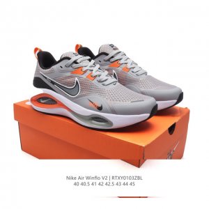 公司级 耐克 Nike Zoom Winflo V2 跑步鞋搭载工程网眼设计，巧妙结合 Flywire 飞线，为你全程缔造轻盈透气感受和手套般的出色贴合体验。N