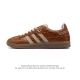 二层皮 阿迪达斯 德训鞋 经典复古低帮休闲运动慢跑鞋wales Bonner X Adidas 2024 全新秋冬系列联名鞋款 经典运动板鞋。该鞋采用皮革制成，