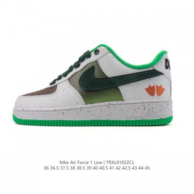 耐克 Nike Air Force 1 '07 Low 空军一号含气垫 低帮百搭厚底增高休闲运动板鞋。柔软、弹性十足的缓震性能和出色的中底设计，横跨复古与现代的
