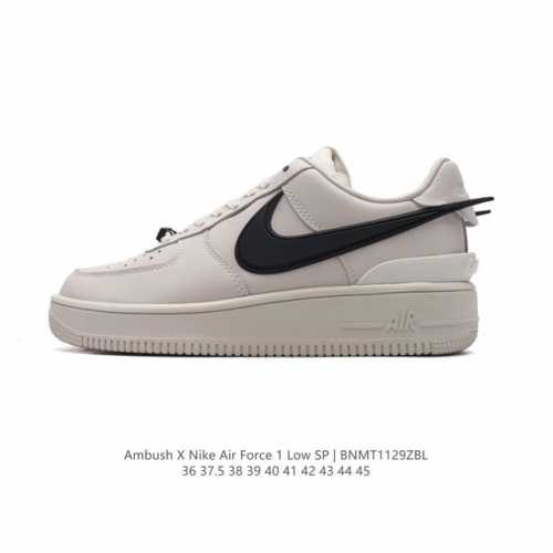 耐克 空军一号 Af1 低帮休闲板鞋 Ambush X Nk Air Force 7 Low Sp 空军一号联名标志性的swoosh延伸至鞋跟之外，鞋舌和鞋垫上