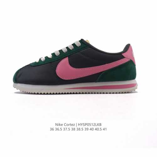 nike Classic Cortez Nylon 耐克阿甘鞋女子运动鞋。秉承元年款经典风格，糅合防水鞋面设计，令双足保持干爽舒适。防水锦纶鞋面强势抵御风雨侵袭
