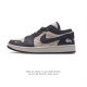 公司级 耐克 乔丹air Jordan 1 Low Aj1 乔1 乔丹1代aj1 低帮复古文化休闲运动篮球鞋。该鞋款从 1985 年元年款汲取设计灵感，焕新演绎