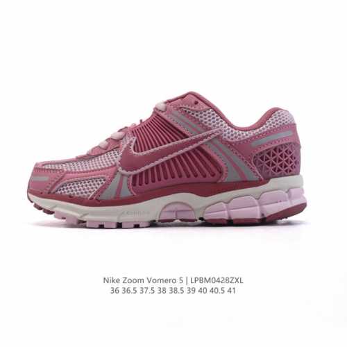 nike 耐克夏季 Zoom Vomero 5 运动鞋休闲训练跑步鞋。Nike Zoom Vomero 5 女子运动鞋妥帖包覆足部，提供透气支撑效果。耐穿材料组