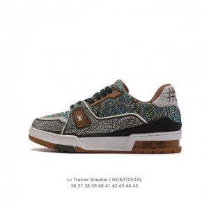 路易威登 满钻 Louis Vuitton LV路易威登板鞋 时尚运动鞋 潮厚底增高休闲鞋。舒适防滑底和百搭性霸屏整个时尚娱乐圈，细节调整完美主义！致TPR光泽