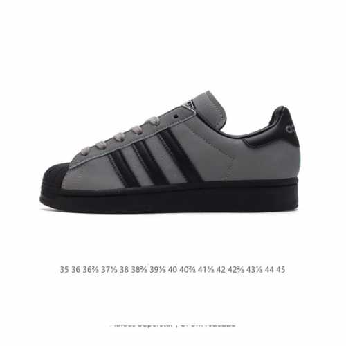 阿迪达斯 ADIDAS SUPERSTAR 三叶草经典贝壳头系列 新款休闲板鞋潮流男女士运动鞋 。鞋面柔软皮革材质 标志性的贝壳鞋头，锯齿三条纹，简约的线条。就
