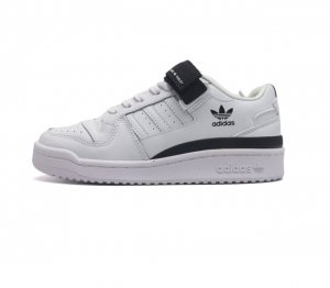 Adidas 阿迪达斯 正品三叶草 Forum Low 男女运动鞋 摩登演绎篮球风的经典鞋 英文的 Forum 是进行表达的场所 在这里 可以释放自己的热情 阐