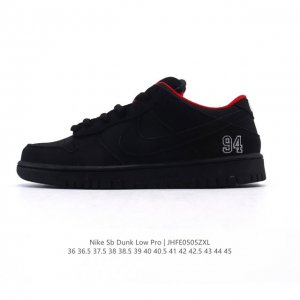 耐克 Nike Dunk Low Retro 运动鞋复古板鞋，作为 80 年代经典篮球鞋款，起初专为硬木球场打造，后来成为席卷街头的时尚标杆，现以经典细节和复古