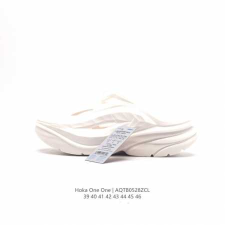 Hoka One One 夏季沙滩拖鞋 洞洞鞋 包头凉拖鞋 一体成型 一字拖厚底增高踩屎感凉拖鞋。Hoka在超厚中底方面的积累 让它跑在了其他厂商的前面 推出的 - 点击图像关闭