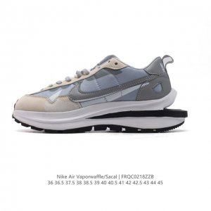 耐克 Sacai X Nike Vaporwaffle 华夫三代3.0 走秀重磅联名款厚底增高运动鞋 。鞋款由Pegasus与Vaporfly两款鞋型的设计元素