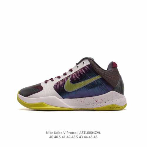 耐克 Nike Zoom Kobe V Protro 科比5代男士篮球鞋 。鞋面采用轻质的合成皮革和织物系统组合而成 大幅度降低了球鞋的重量 却依然保持了较强的
