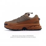 公司级耐克Nike Zoom Vomero Roam 马拉松复古跑五代休闲运动慢跑鞋 厚底增高老爹鞋。采用环保纤维革饰片组合网眼布鞋面材质 升级正确后跟Tpu加
