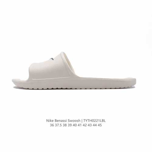 斯图西联名款Stussy X Nike Benassi 拖鞋 一字拖男女凉拖鞋沙滩鞋 家具休闲凉拖鞋。一直广受青睐的Nike Sportswear 主打单品搭载