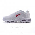 nike 耐克 男子休闲鞋气垫缓震跑步鞋 Air Max Plus 运动鞋 造型超讨喜！鞋面以帆布和织物材质包裹，保证了轻薄透气，更适合夏季穿着。鞋侧 鱼骨 形