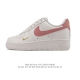 耐克 Nike Air Force 1 '07 Low 空军一号含气垫 小白鞋 低帮百搭厚底增高休闲运动板鞋。柔软、弹性十足的缓震性能和出色的中底设计，横跨复古