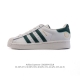 阿迪达斯 Adidas Superstar 三叶草经典贝壳头系列 新款休闲板鞋潮流男女士运动鞋。鞋面柔软皮革材质 标志性的贝壳鞋头，锯齿三条纹，简约的线条。就连