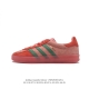 阿迪达斯 Adidas Originals Gazelle Indoor 复古三叶草防滑透明橡胶板鞋经典运动鞋。这款经典鞋,忠于原版设计,缀撞色三条纹和鞋跟饰片