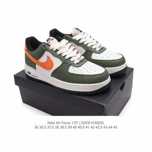 耐克 Nike Air Force 1 '07 Low 空军一号含气垫 低帮百搭厚底增高休闲运动板鞋。柔软、弹性十足的缓震性能和出色的中底设计，横跨复古与现代的