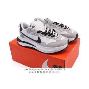 耐克 Sacai X Nike Vaporwaffle 华夫三代3.0 走秀重磅联名款厚底增高运动鞋 。鞋款由Pegasus与Vaporfly两款鞋型的设计元素