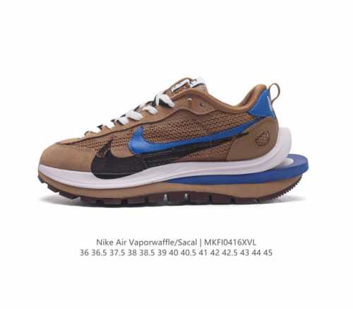 耐克 Sacai X Nike Vaporwaffle 华夫三代3.0 走秀重磅联名款运动鞋 。鞋款由pegasus与vaporfly两款鞋型的设计元素共同构建