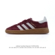 160 阿迪达斯 Adidas Handball Spezial 低帮三叶草学院风复古休闲板鞋 德训鞋 橡胶底柔软皮革鞋面经典运动鞋板鞋。圆头、缝合拼接设计、正
