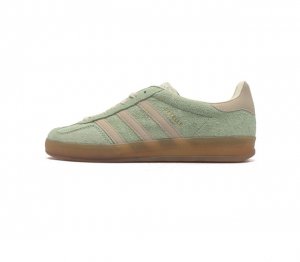 阿迪达斯 Adidas Originals Gazelle Indoor 复古三叶草防滑透明橡胶板鞋经典运动鞋 这款经典鞋,忠于原版设计,缀撞色三条纹和鞋跟饰片