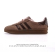 公司级 阿迪达斯 Adidas Originals Gazelle Indoor复古三叶草防滑透明橡胶板鞋经典运动鞋。这款经典鞋,忠于原版设计,缀撞色三条纹和鞋