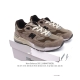 降价原价 元 公司级 新百伦New Balance 992 复古风格简约经典舒适百搭时尚休闲鞋缓震透气跑步鞋。鞋面采用猪皮革与织物相结合，尼龙网布在拼接工序上极