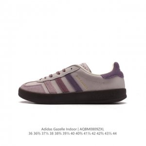 阿迪达斯 Adidas Originals Gazelle Indoor 复古三叶草防滑透明橡胶板鞋经典运动鞋。这款经典鞋,忠于原版设计,缀撞色三条纹和鞋跟饰片