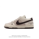 耐克 Nike Dunk Low Retro 运动鞋复古运动滑板鞋。作为 80 年代经典篮球鞋款，起初专为硬木球场打造，后来成为席卷街头的时尚标杆，现以经典细节