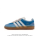 阿迪达斯 Adidas Originals Gazelle Indoor 复古三叶草防滑透明橡胶板鞋经典运动鞋。这款经典鞋,忠于原版设计,缀撞色三条纹和鞋跟饰片